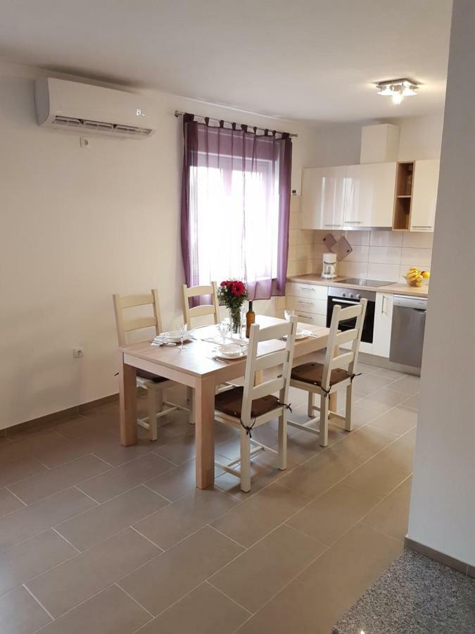 Robert Apartment *